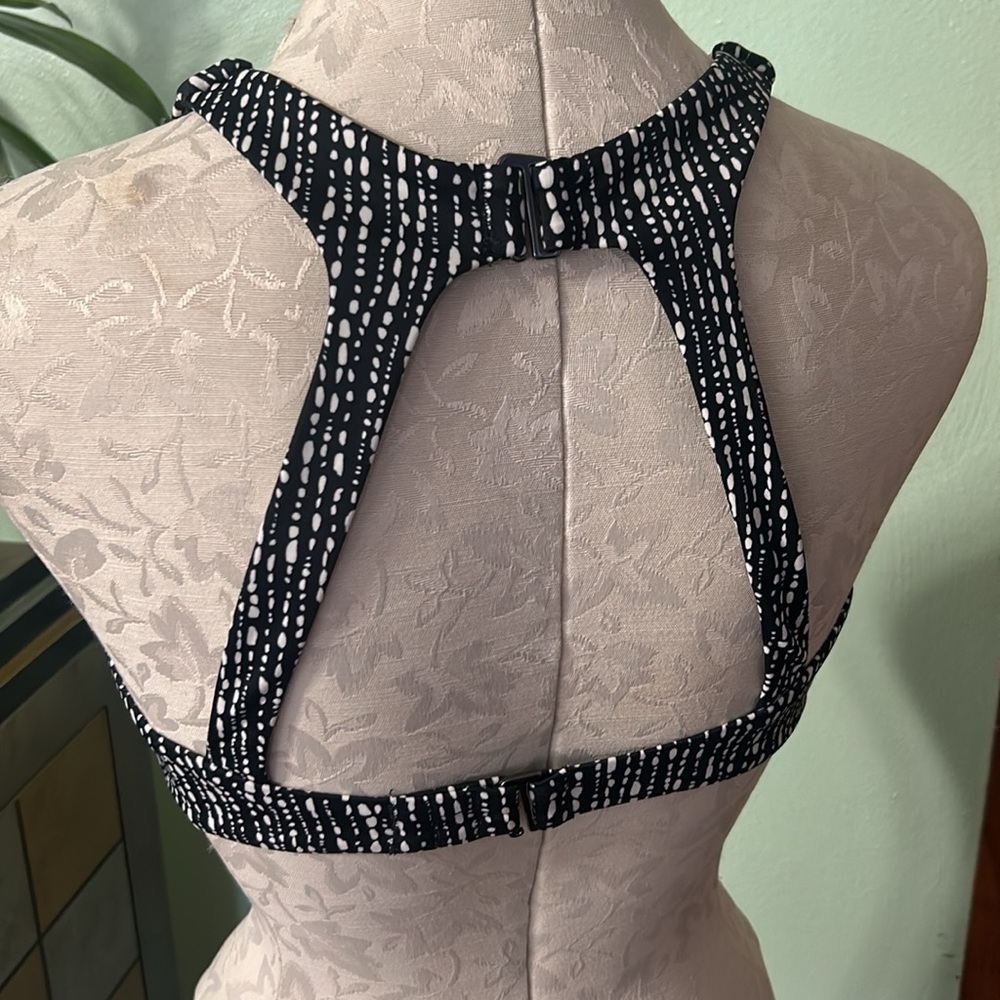 Athleta Black and White Patterned Women's sports top - Picture 3 of 8